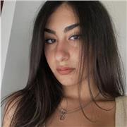 Diplomata in lingue, attualmente conseguendo una laurea in inglese e giapponese